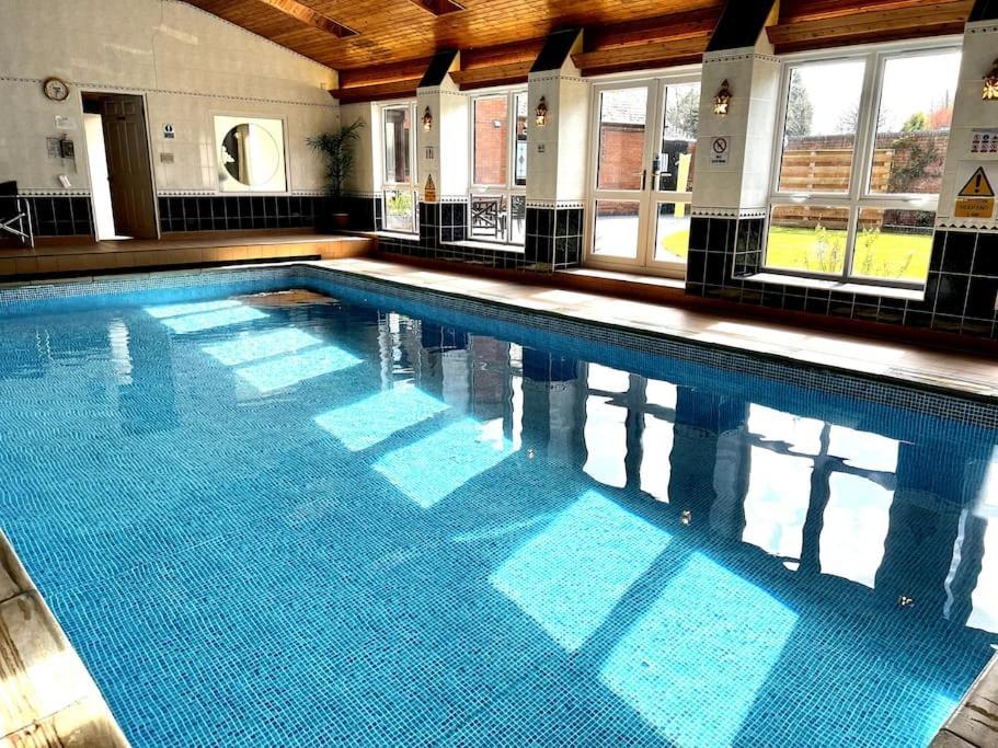 Vast, Elegant Home With Indoor Pool & Sauna Near Popular Golf Course Кингтон Экстерьер фото
