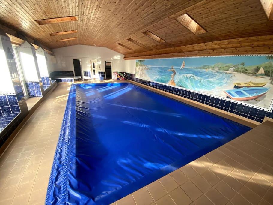 Vast, Elegant Home With Indoor Pool & Sauna Near Popular Golf Course Кингтон Экстерьер фото