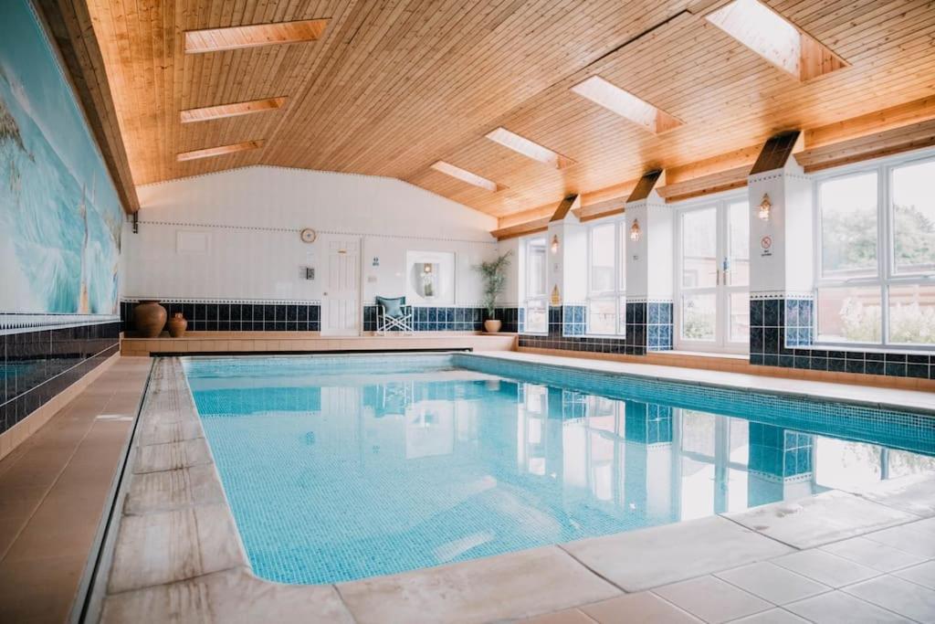 Vast, Elegant Home With Indoor Pool & Sauna Near Popular Golf Course Кингтон Экстерьер фото