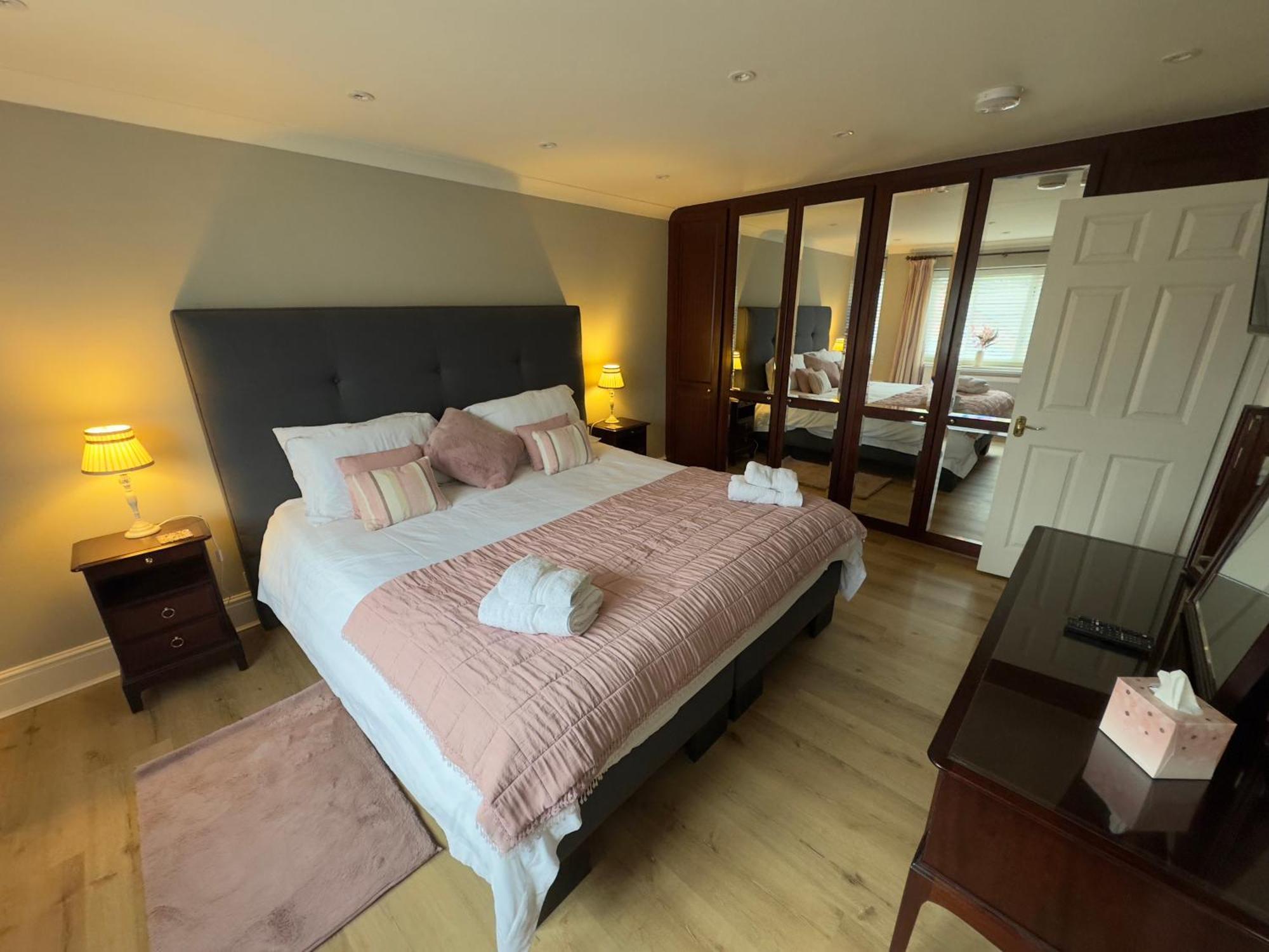 Vast, Elegant Home With Indoor Pool & Sauna Near Popular Golf Course Кингтон Экстерьер фото