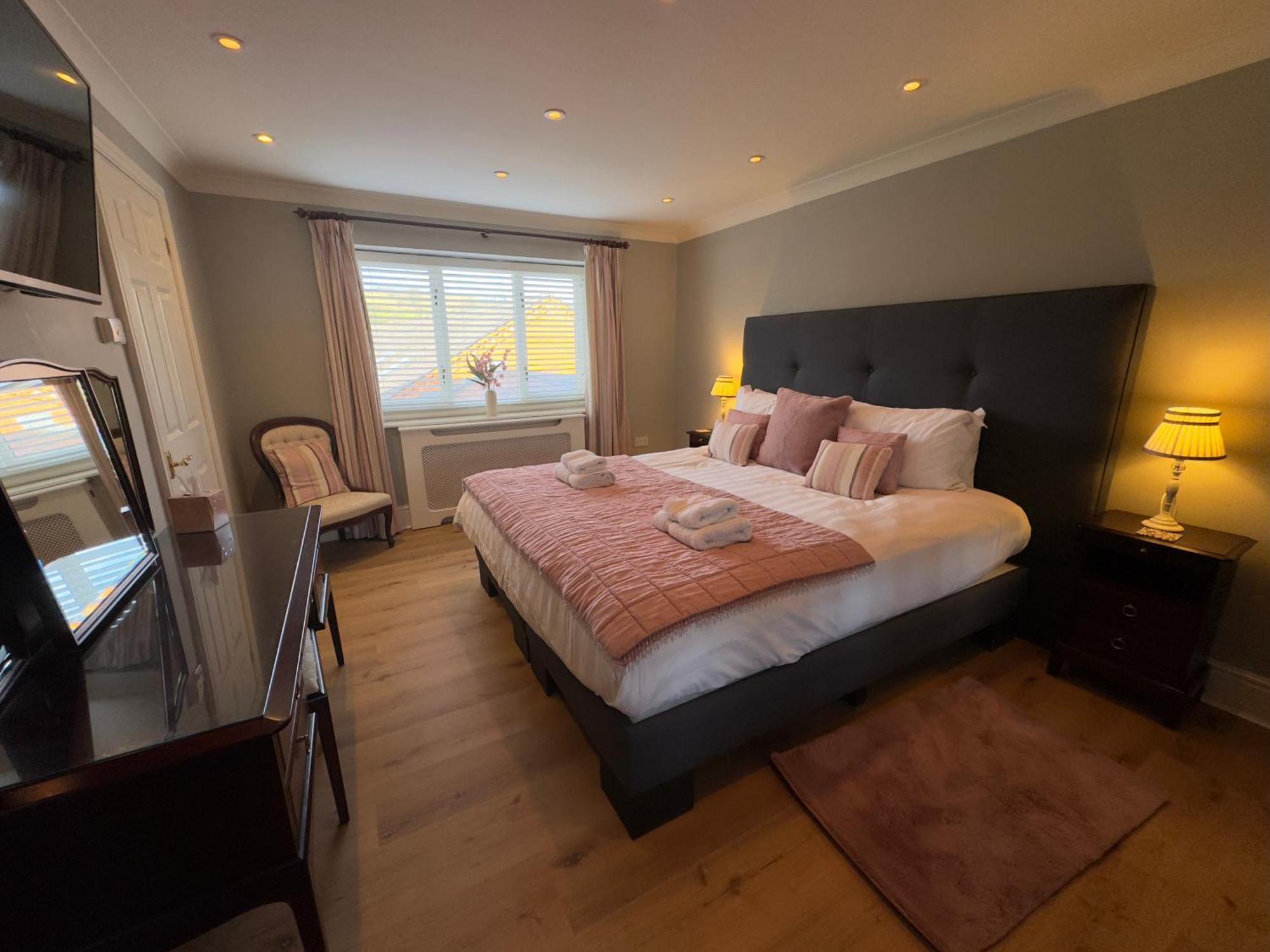 Vast, Elegant Home With Indoor Pool & Sauna Near Popular Golf Course Кингтон Экстерьер фото