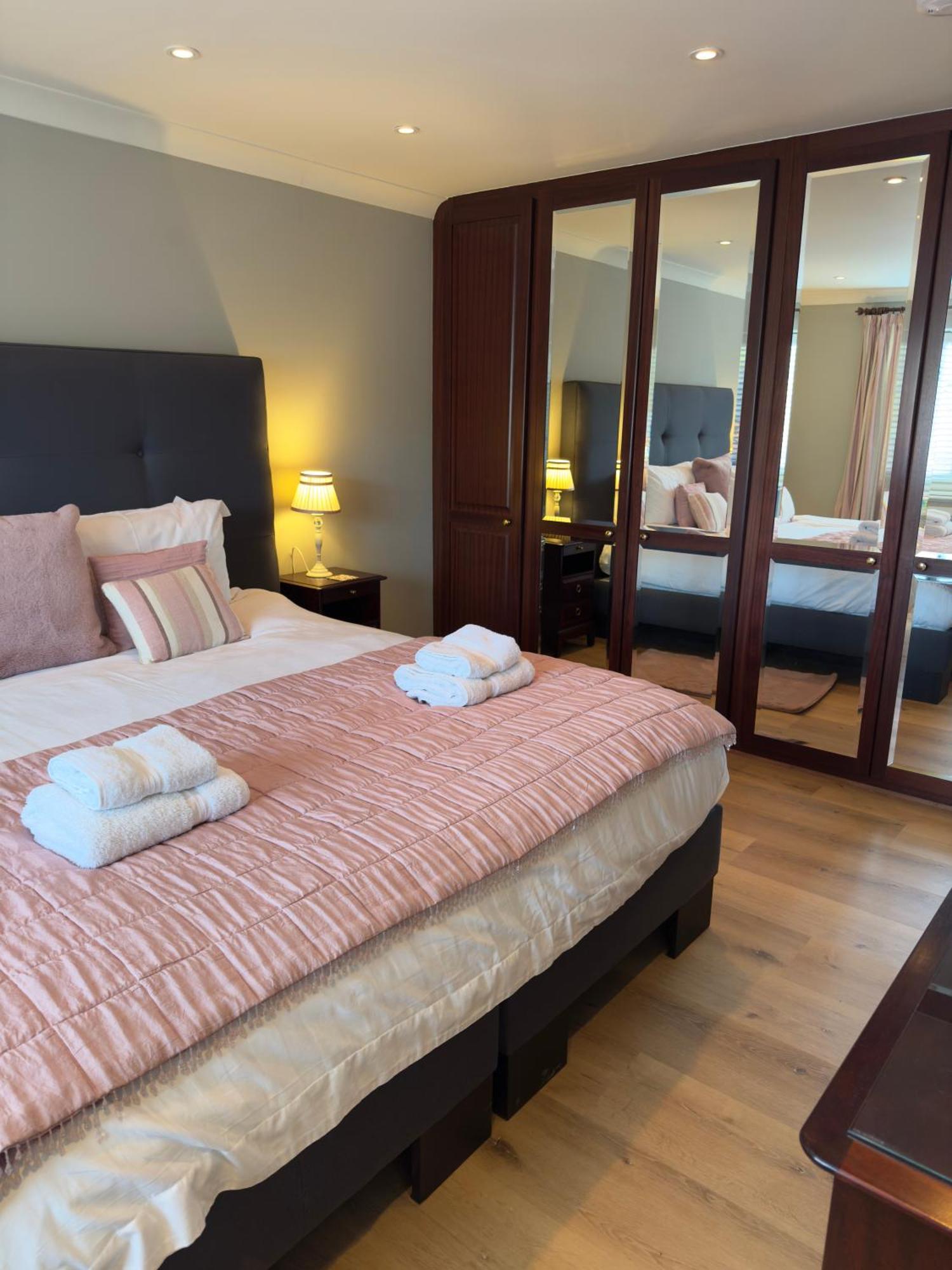 Vast, Elegant Home With Indoor Pool & Sauna Near Popular Golf Course Кингтон Экстерьер фото