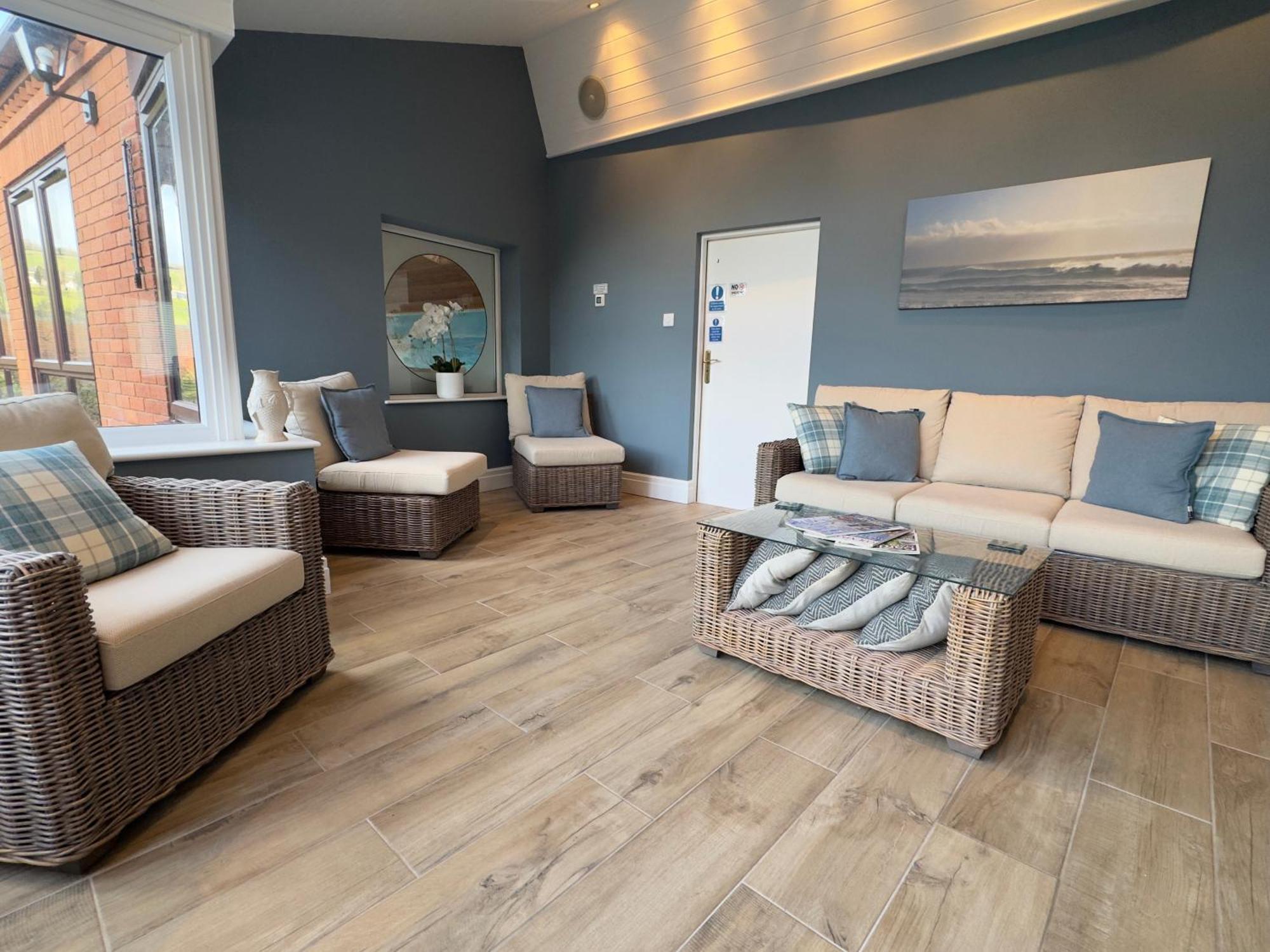 Vast, Elegant Home With Indoor Pool & Sauna Near Popular Golf Course Кингтон Экстерьер фото