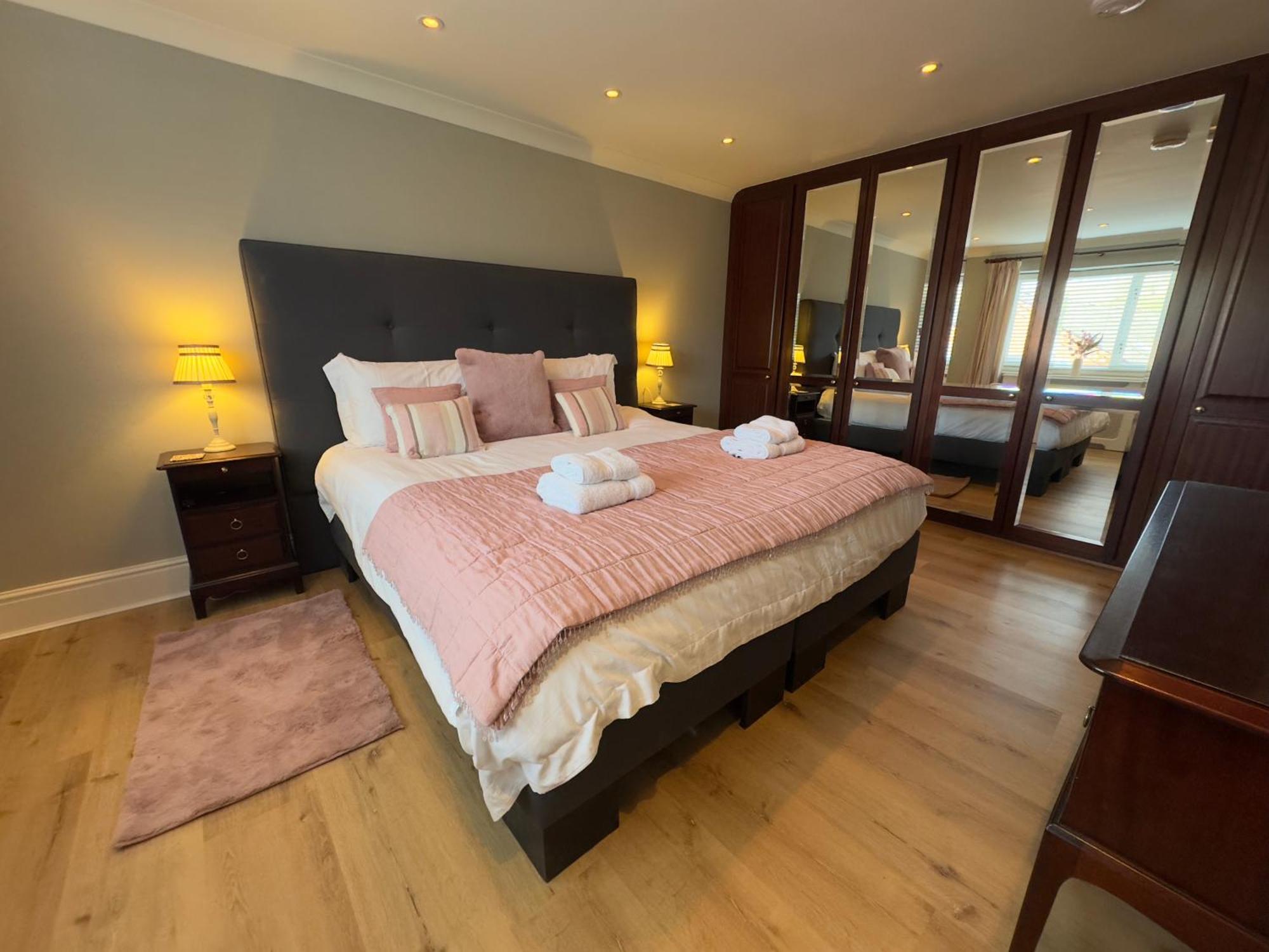Vast, Elegant Home With Indoor Pool & Sauna Near Popular Golf Course Кингтон Экстерьер фото