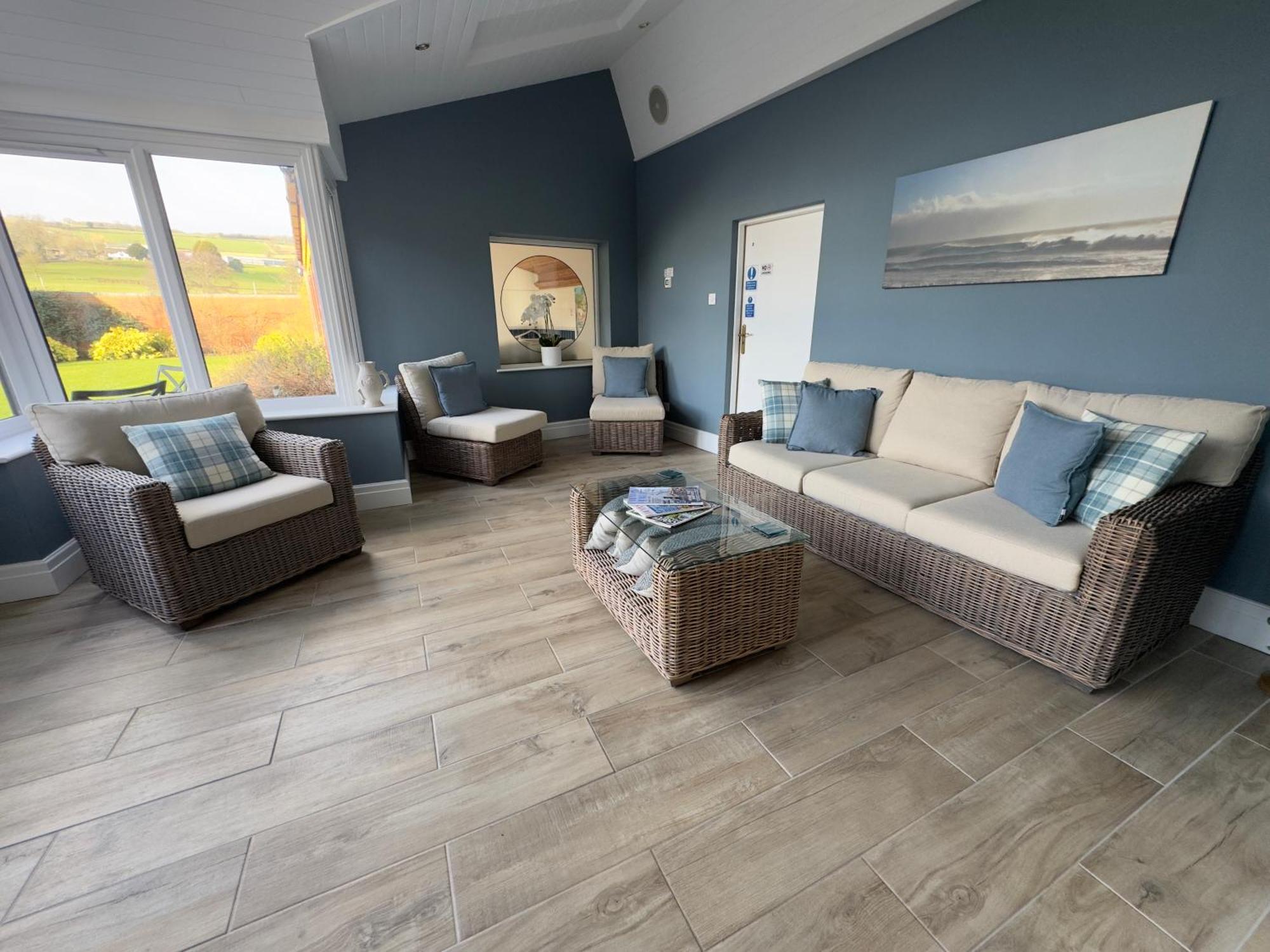 Vast, Elegant Home With Indoor Pool & Sauna Near Popular Golf Course Кингтон Экстерьер фото